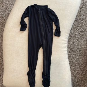 Kyte baby black onsie- zipper